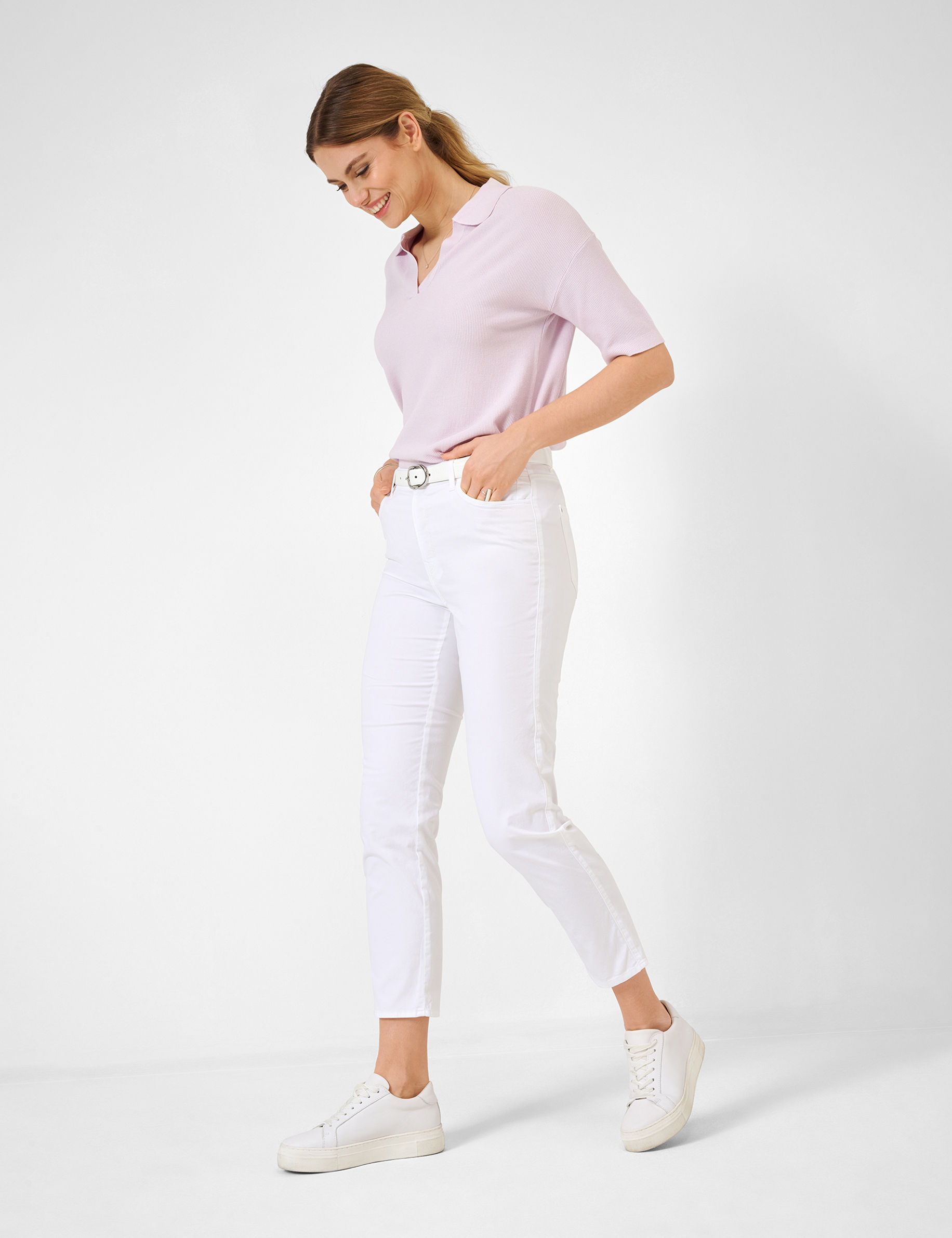 Women Style CAROLA S WHITE Feminine Fit Model Outfit