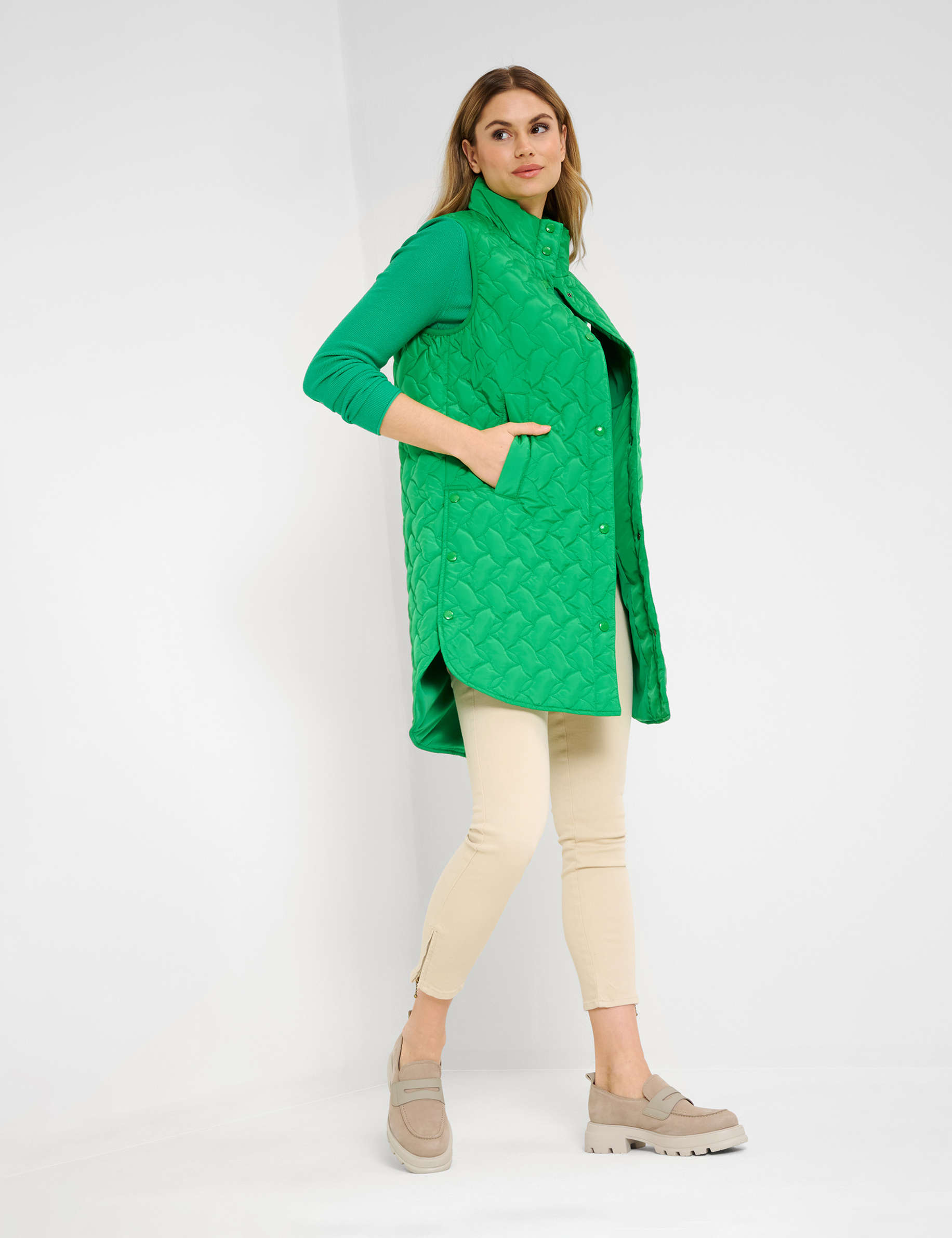 Women Style BERLIN apple green  Model Outfit