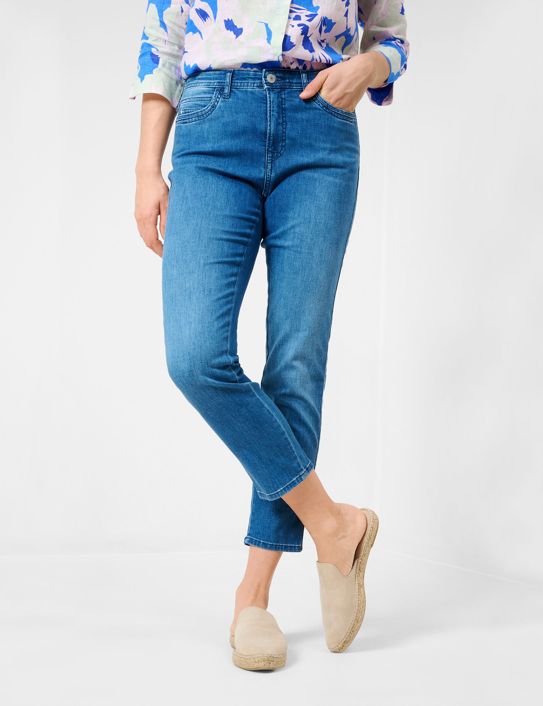 Women Style CAROLA S USED REGULAR BLUE Feminine Fit Model Front
