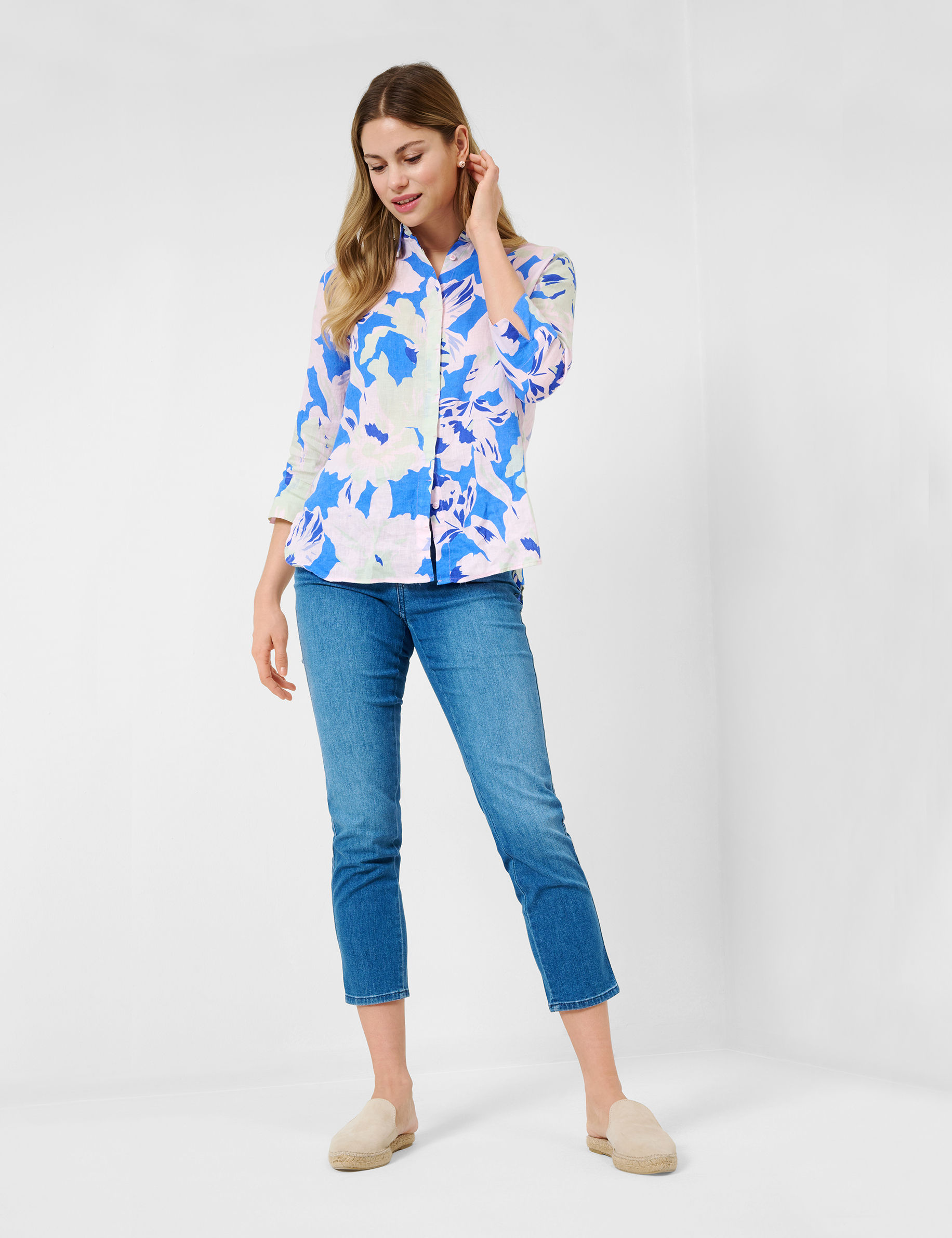 Women Style CAROLA S USED REGULAR BLUE Feminine Fit Model Outfit