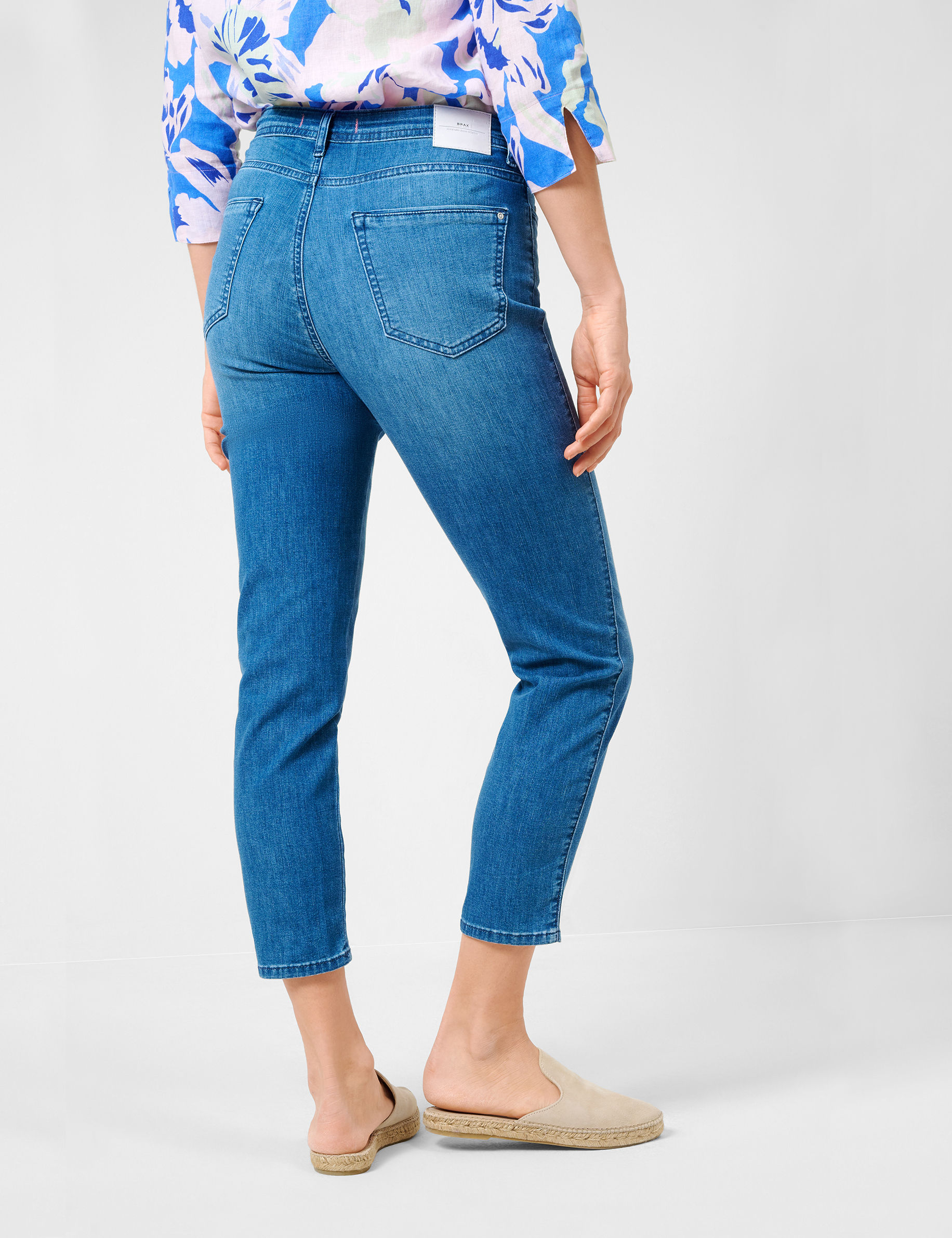 Women Style CAROLA S USED REGULAR BLUE Feminine Fit Model back