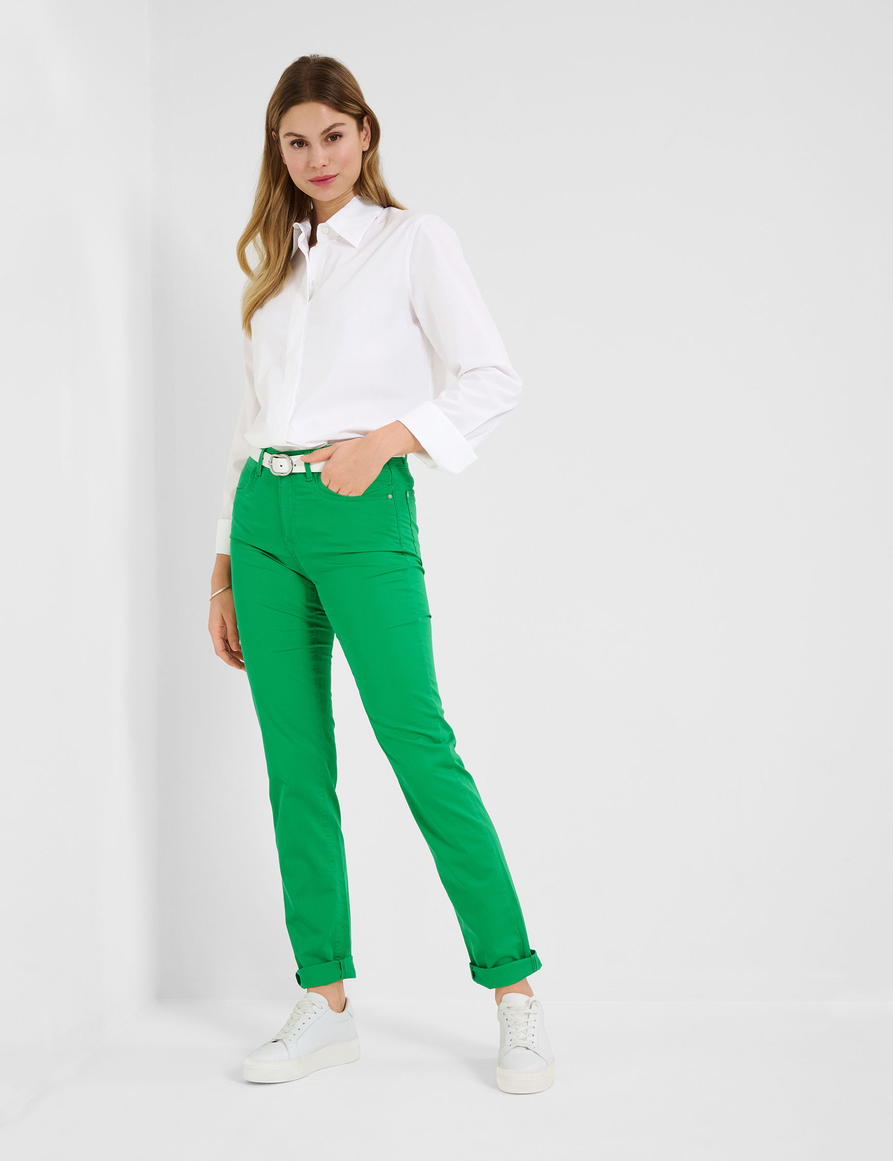 Women Style CAROLA APPLE GREEN Feminine Fit Model Outfit