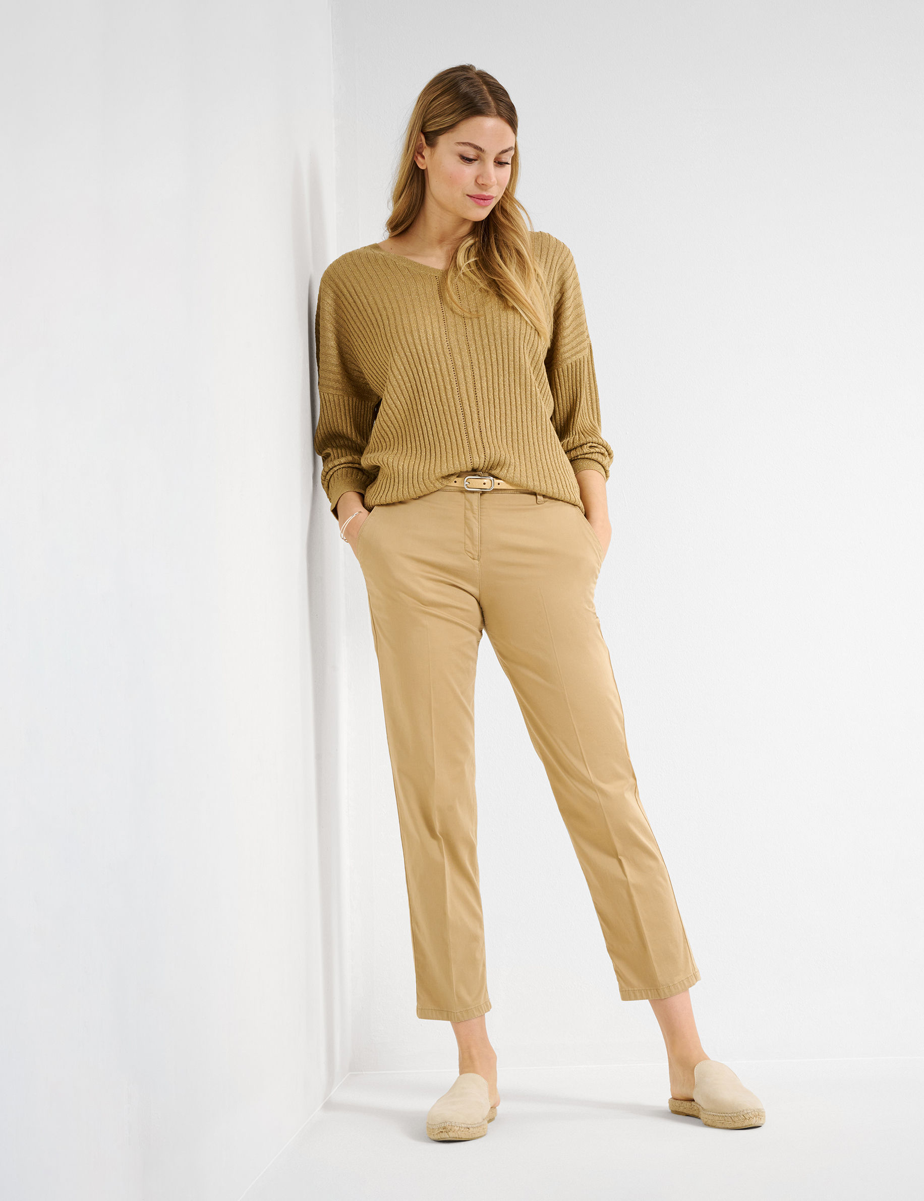 Women Style MEL S SAND Relaxed Fit Model Outfit