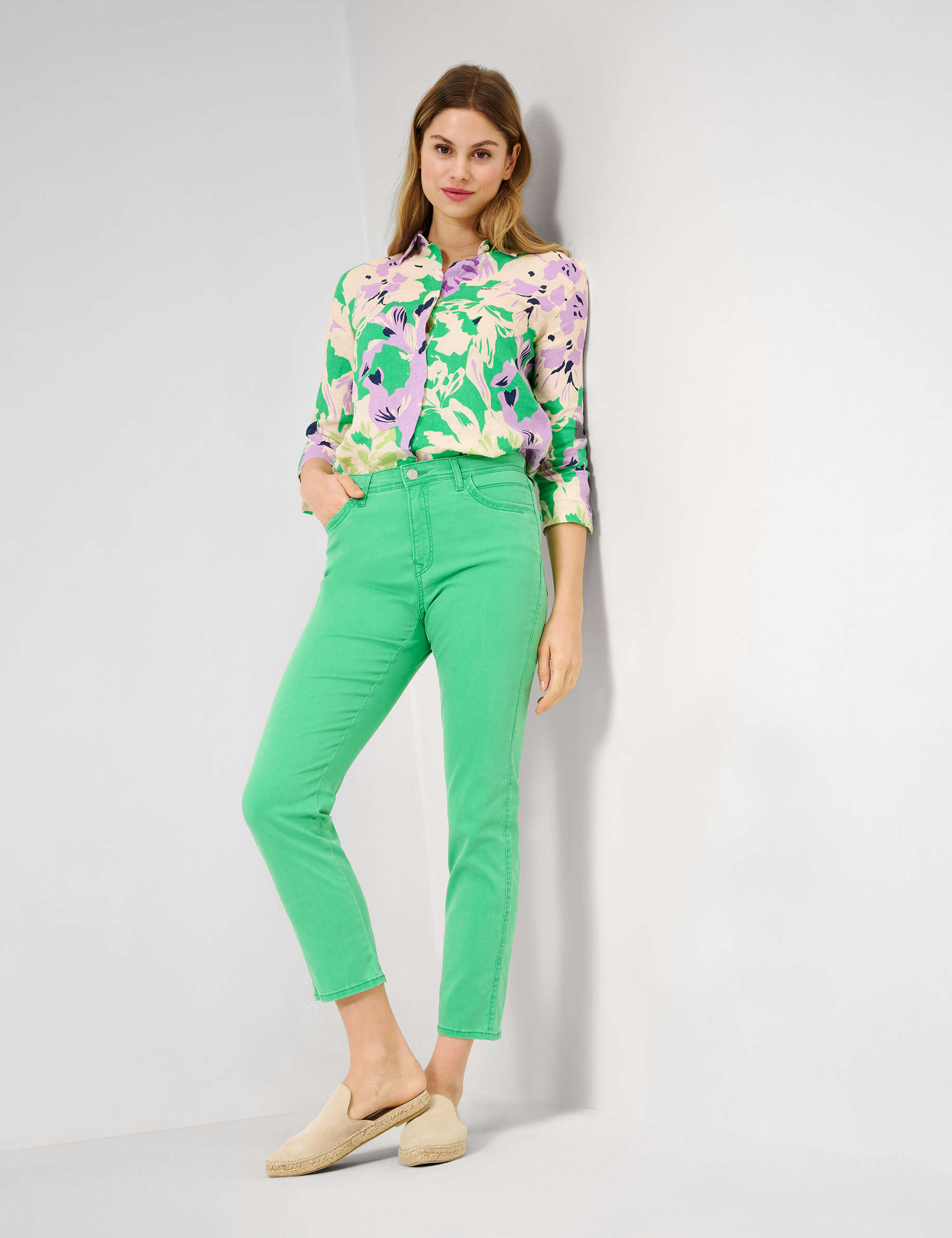 Women Style CAROLA S APPLE GREEN Feminine Fit Model Outfit