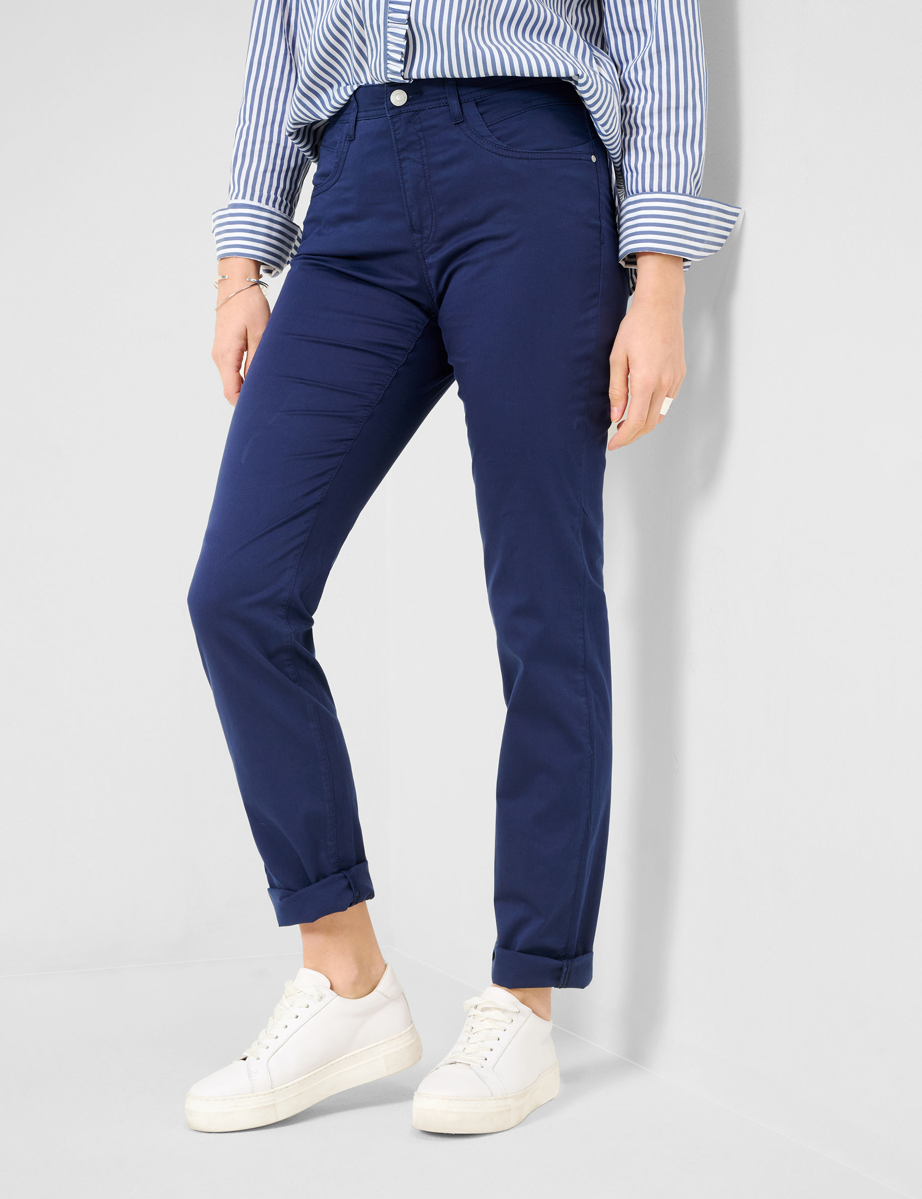 Women Style MARY NAVY Regular Fit Model Front