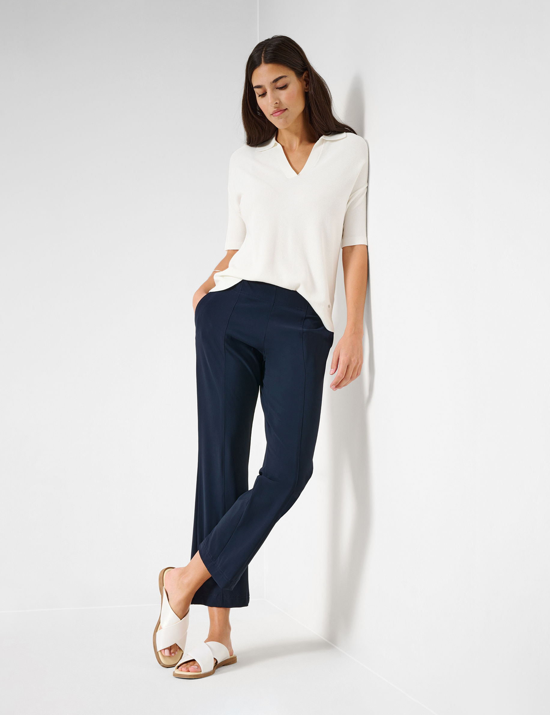 Women Style MALIA S NAVY Slim Fit Model Outfit