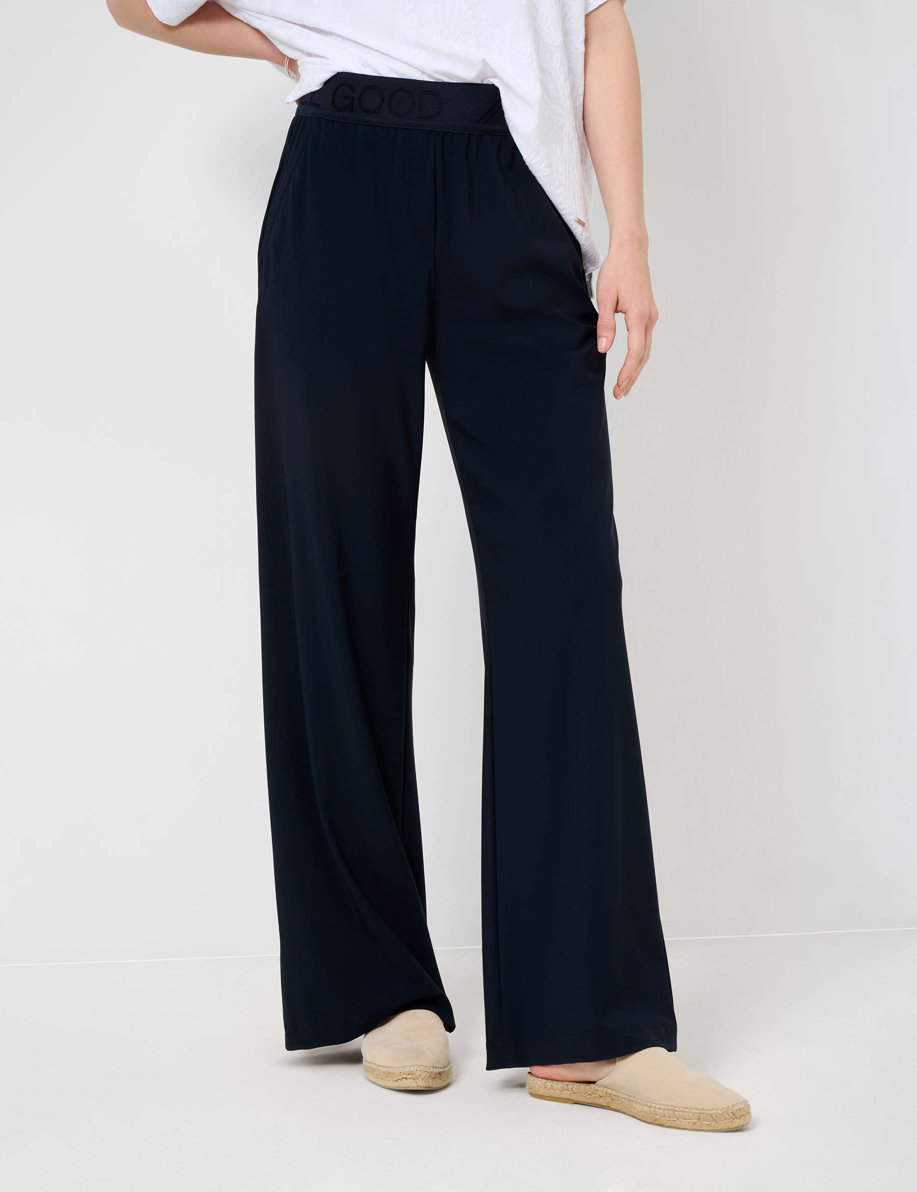 Women Style MAINE NAVY Wide Leg Model Front