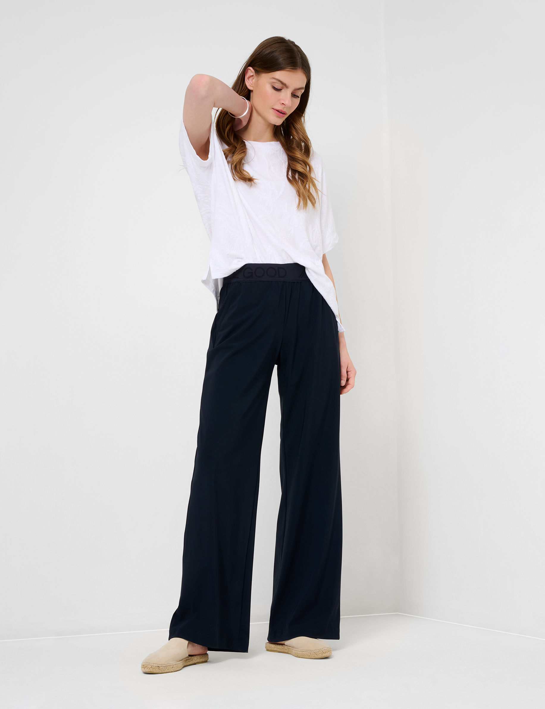 Women Style MAINE NAVY Wide Leg Model Outfit