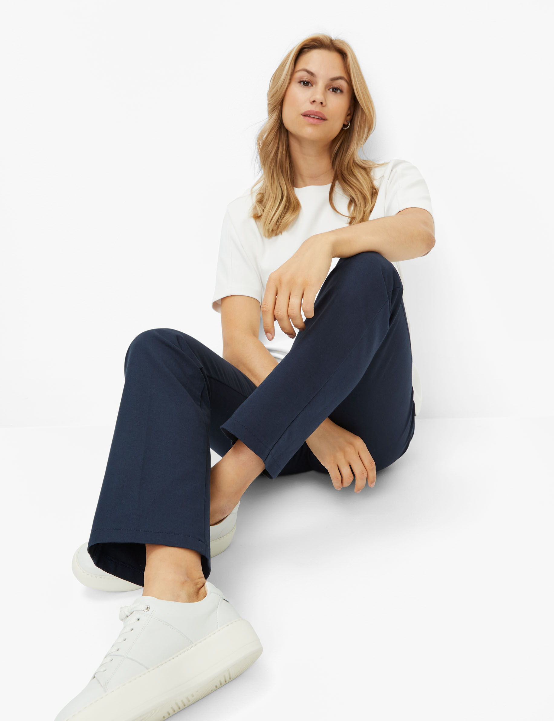 Women Style MARON NAVY Regular Fit Detail 1