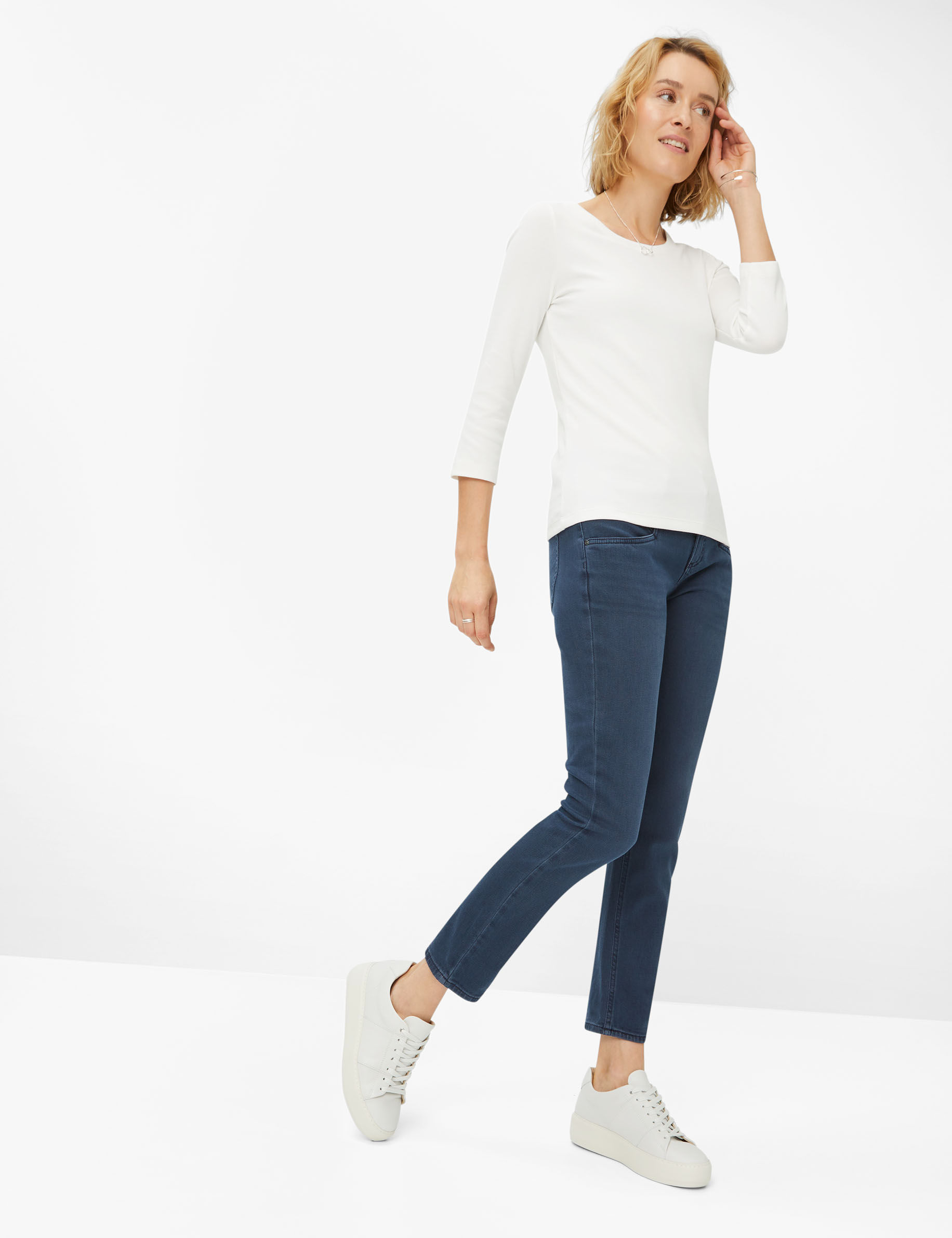 Women Style CORA offwhite  Model Outfit