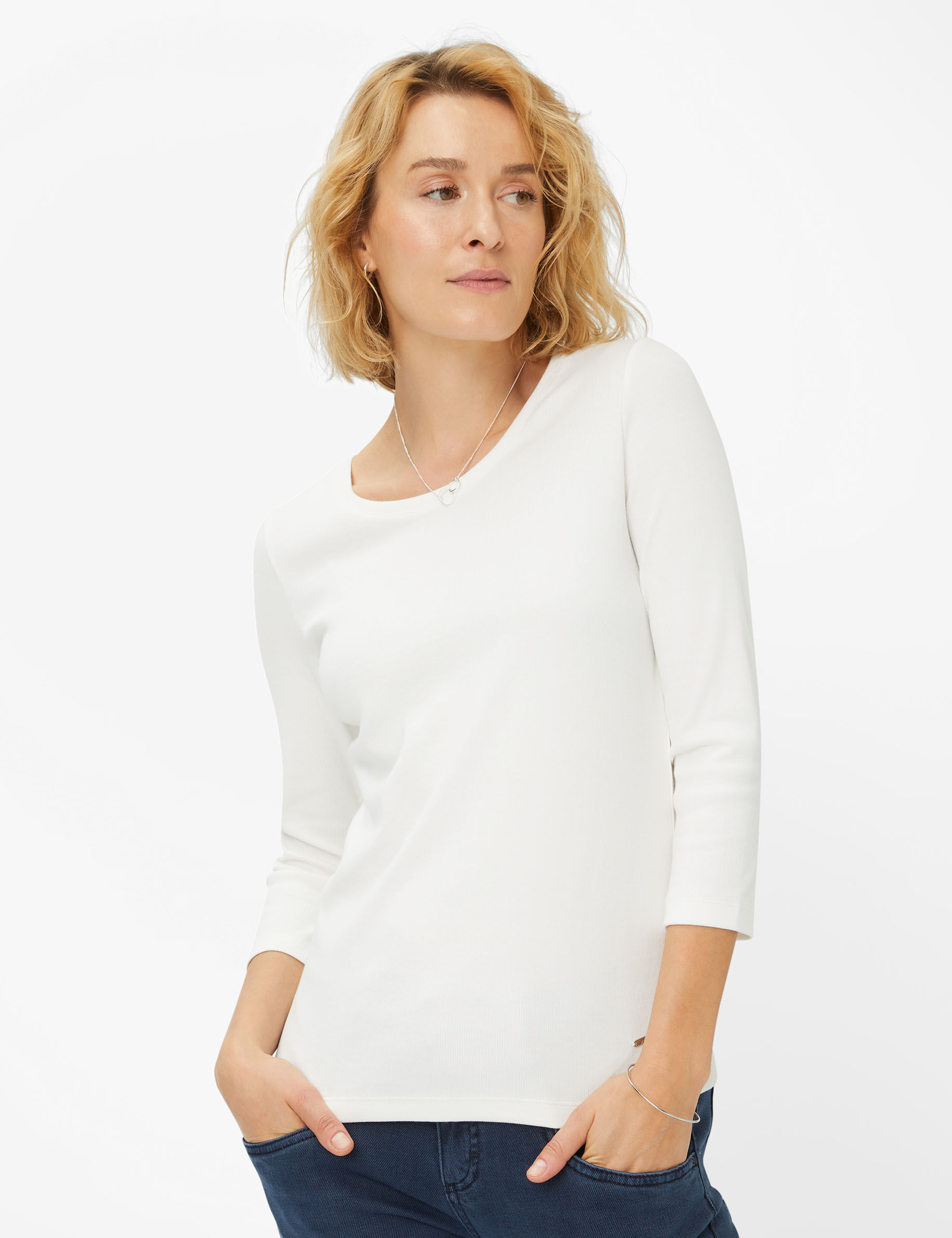 Women Style CORA offwhite  Model Front