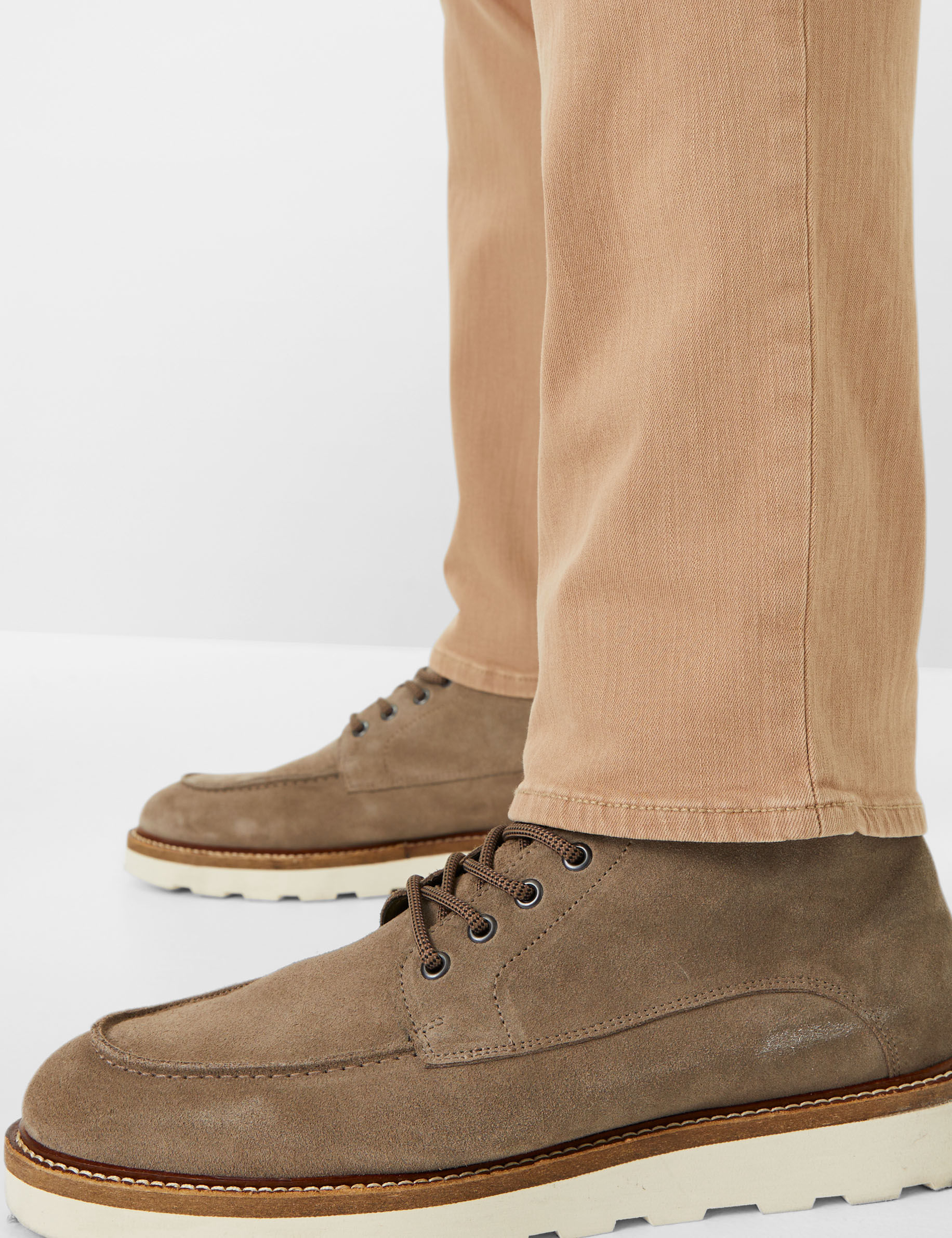 Men Style CHUCK BEIGE Modern Fit Detail 2