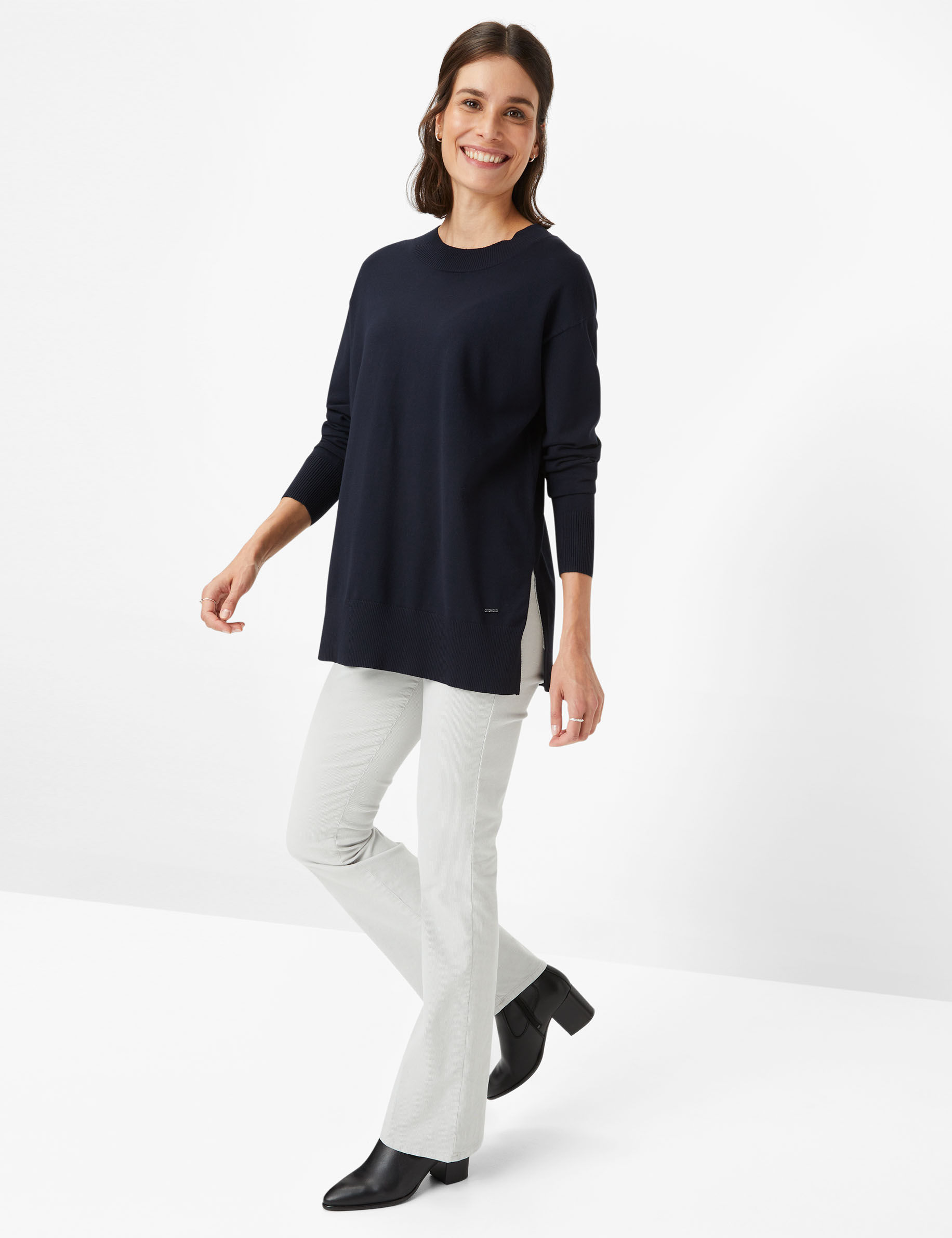 Women Style LEA navy  Model Outfit