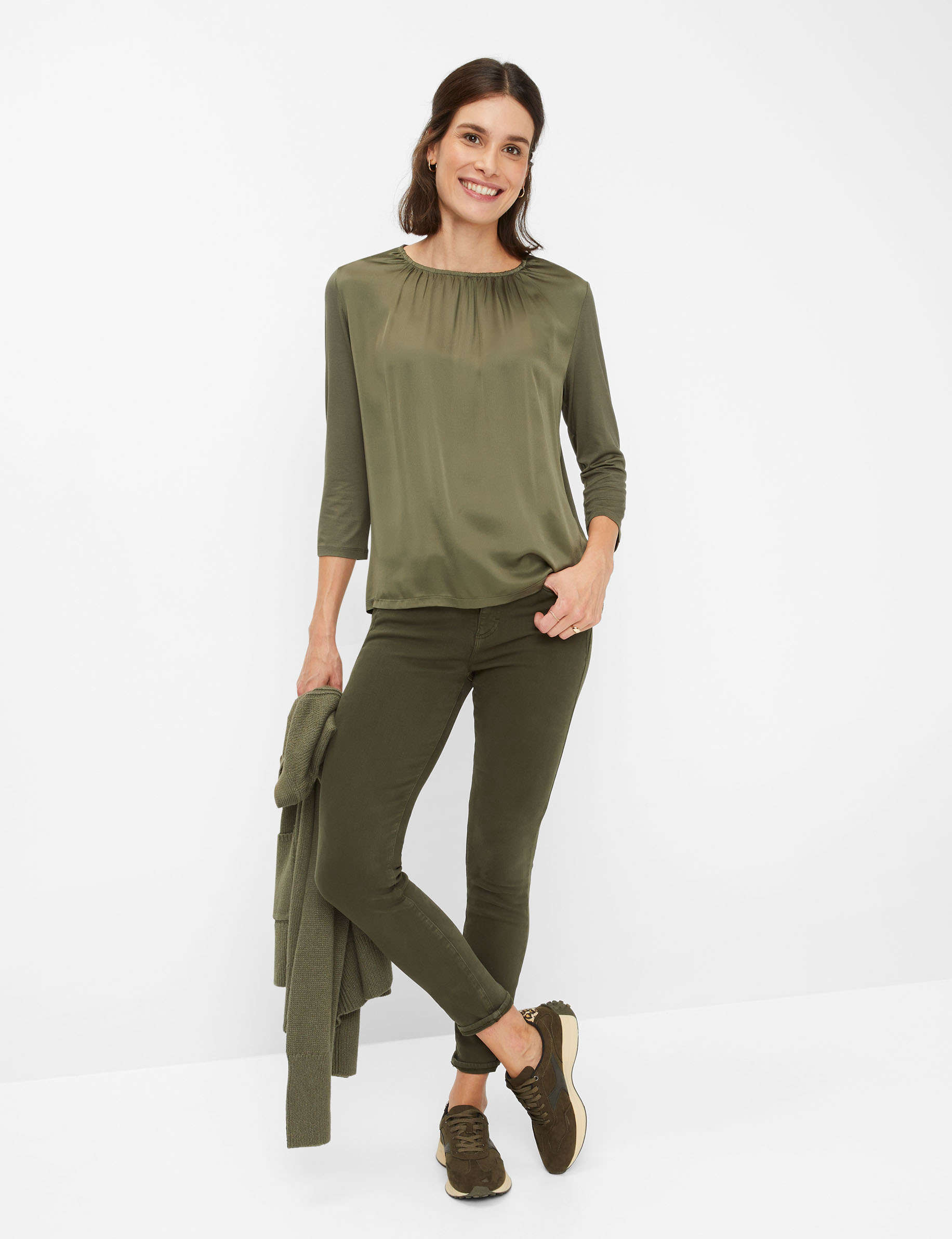 Women Style CLARA soft khaki  Model Outfit