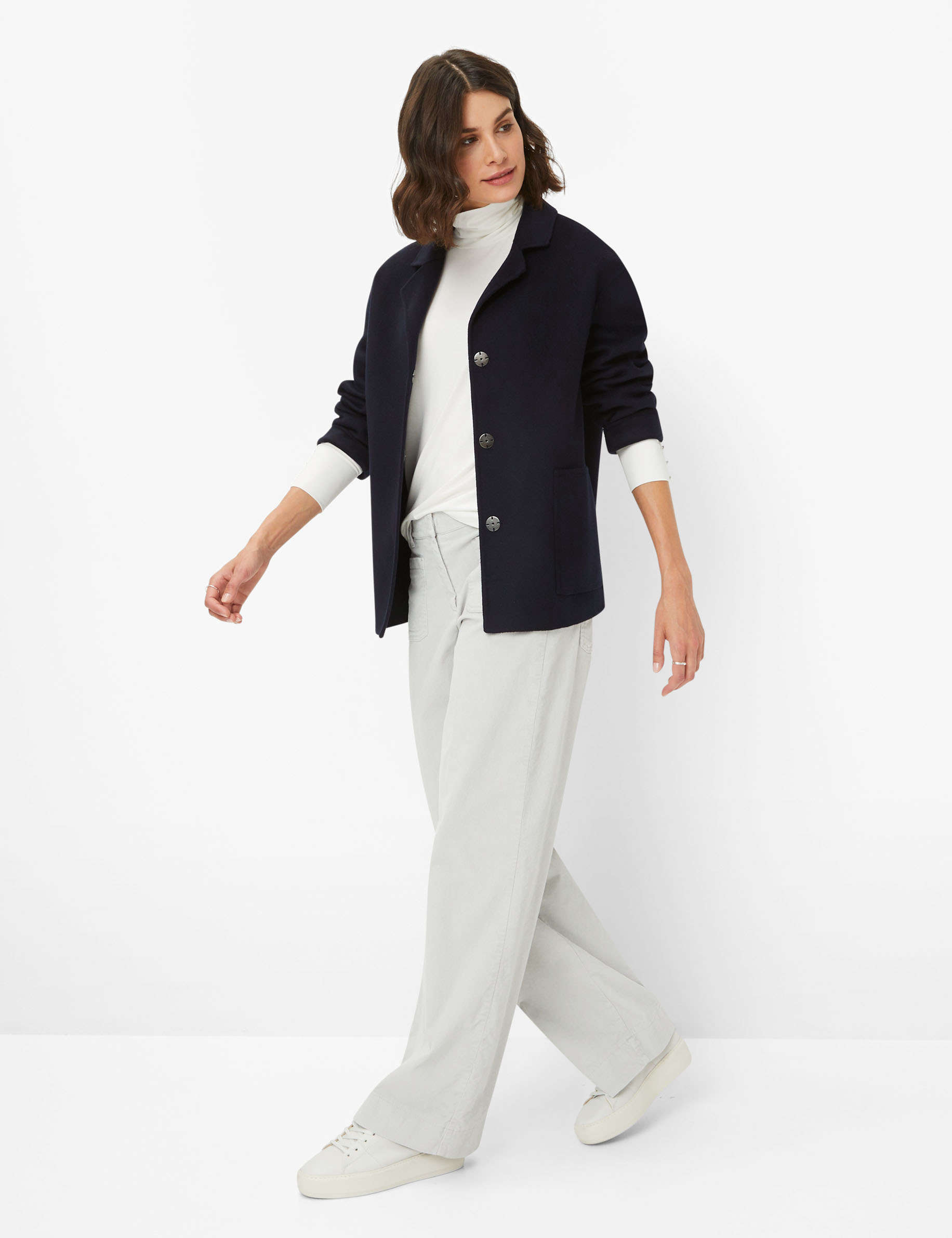 Women Style EATON navy  Model Outfit