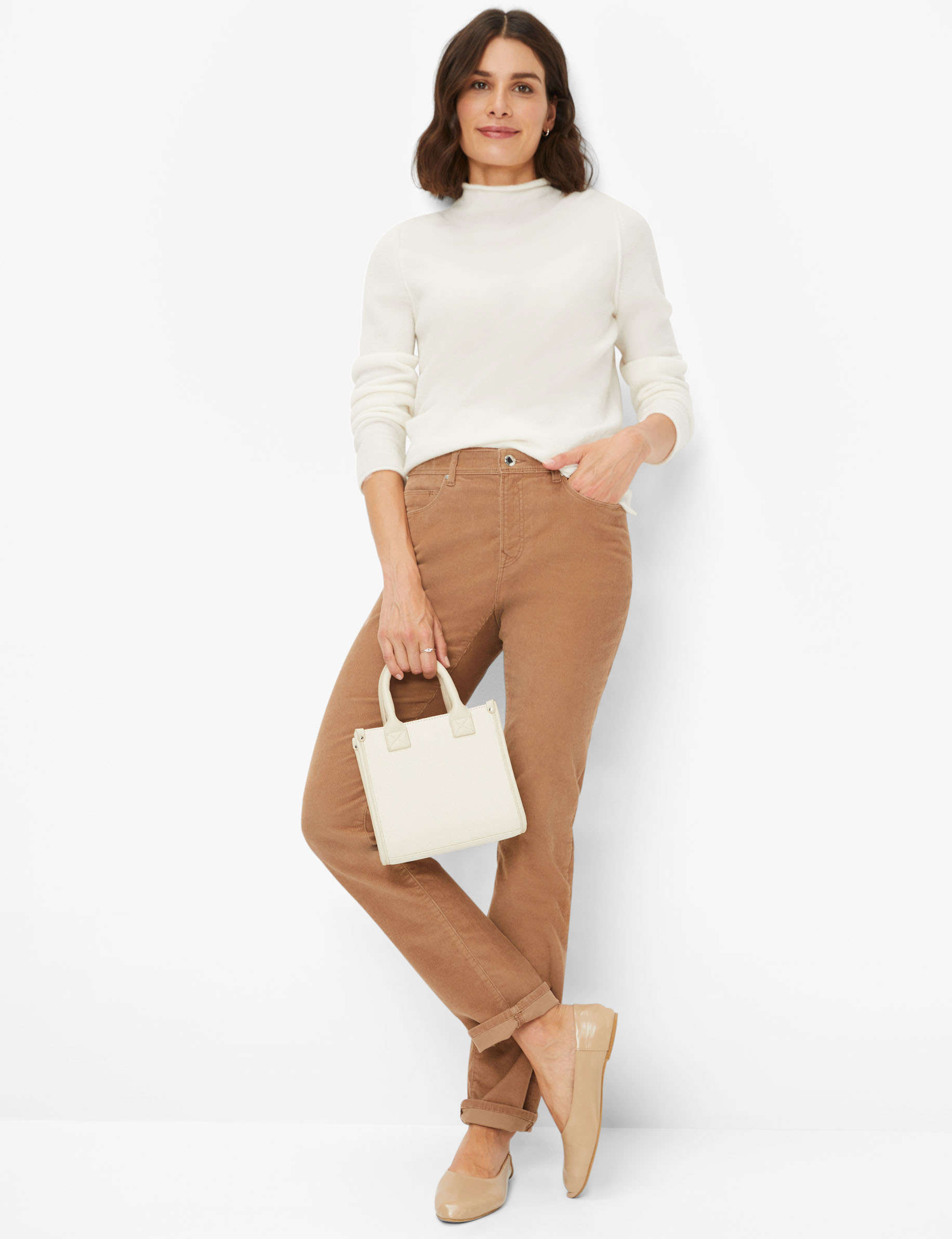 Women Style CAROLA VIKUNJA Feminine Fit Model Outfit